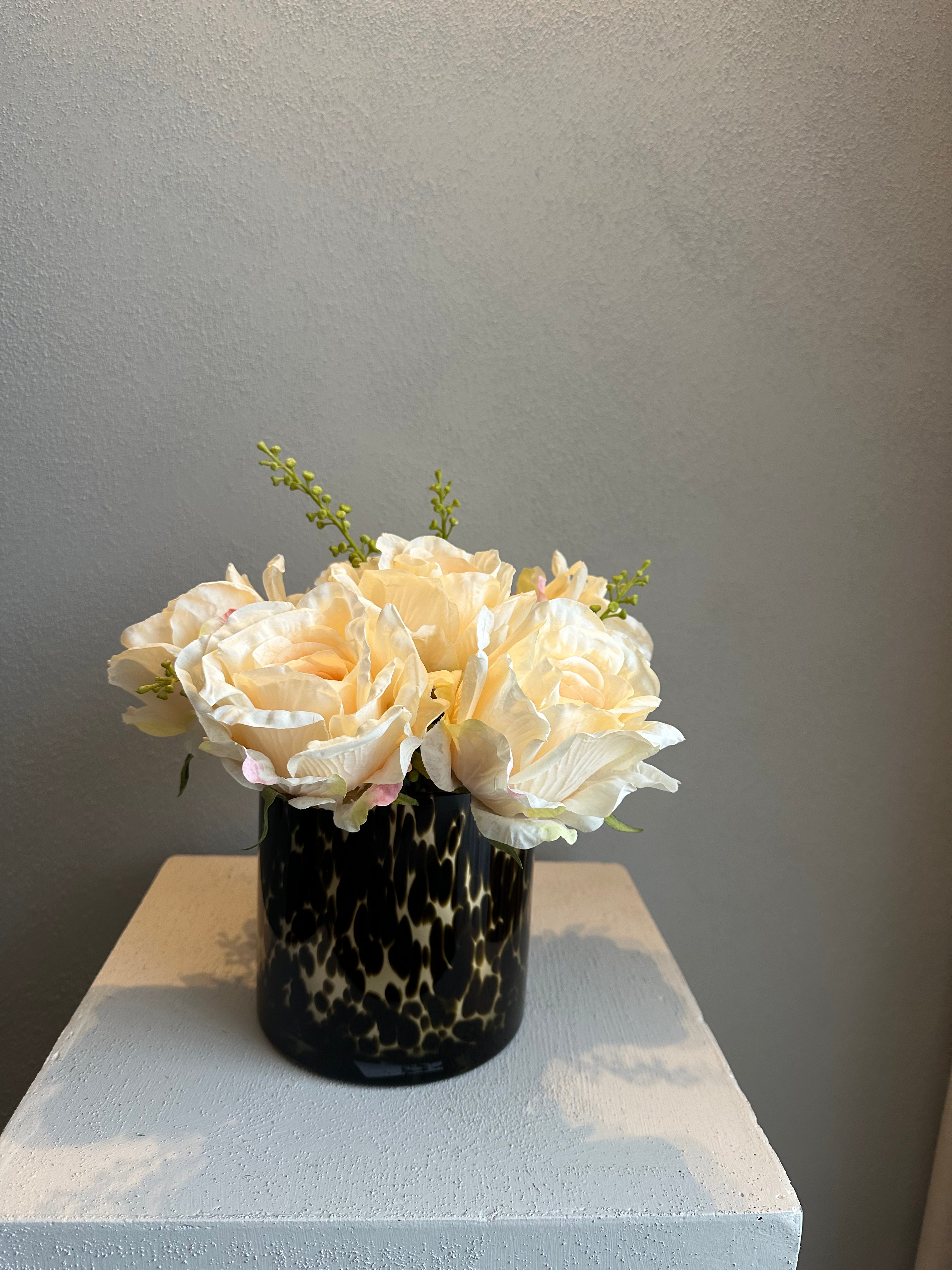 Crème rozen in Cheetah waxinelichthouder