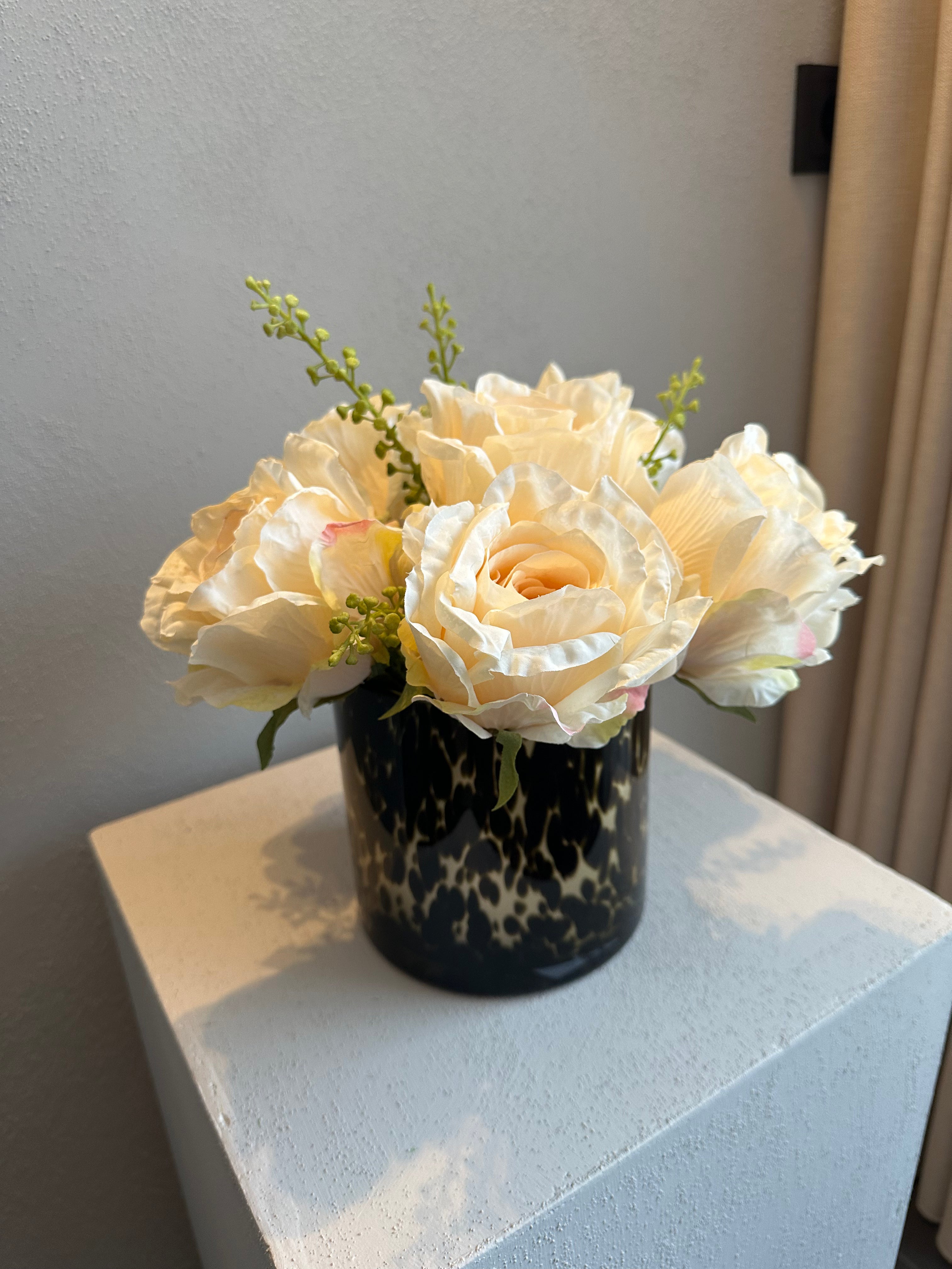 Crème rozen in Cheetah waxinelichthouder