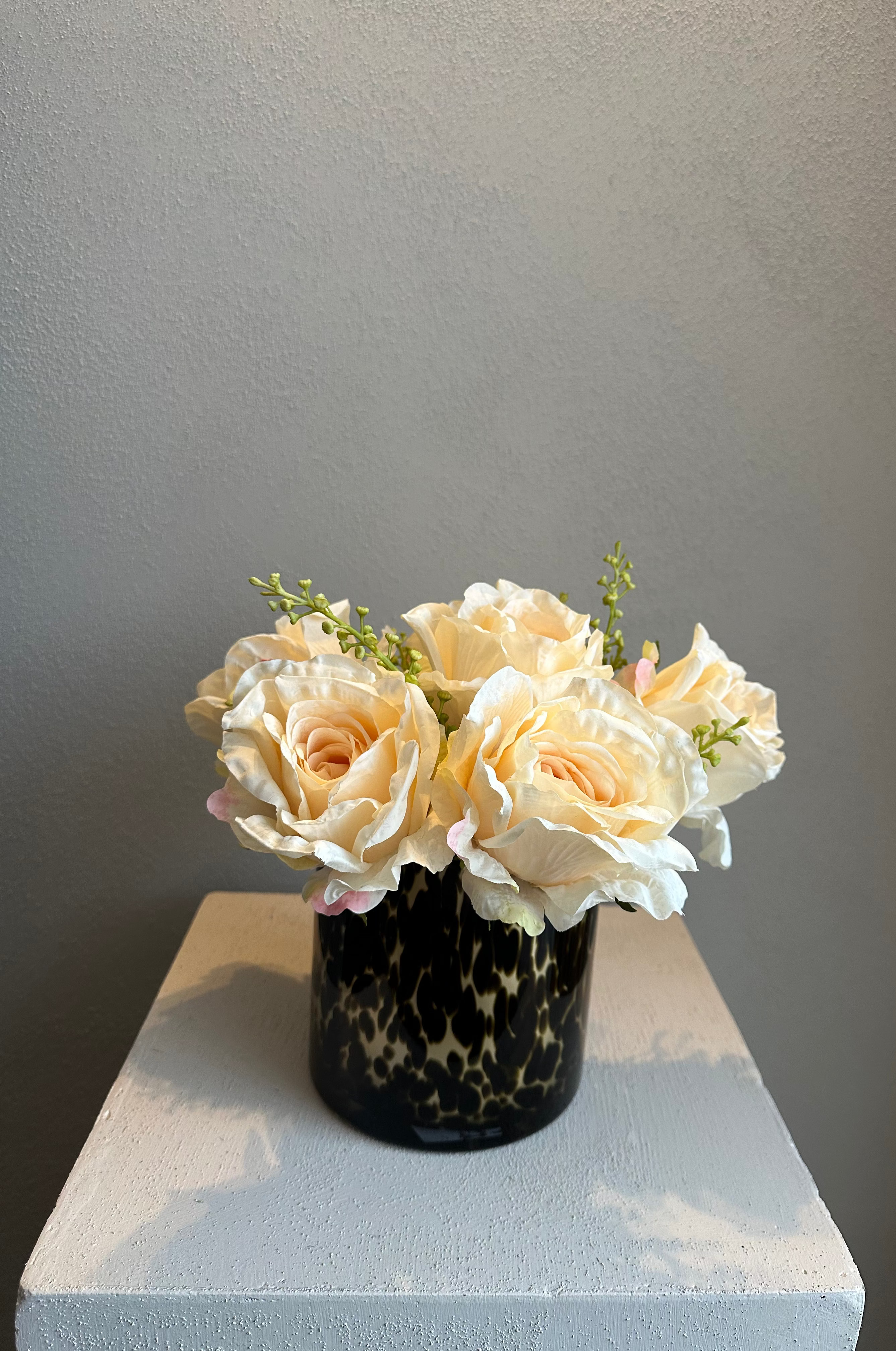 Crème rozen in Cheetah waxinelichthouder