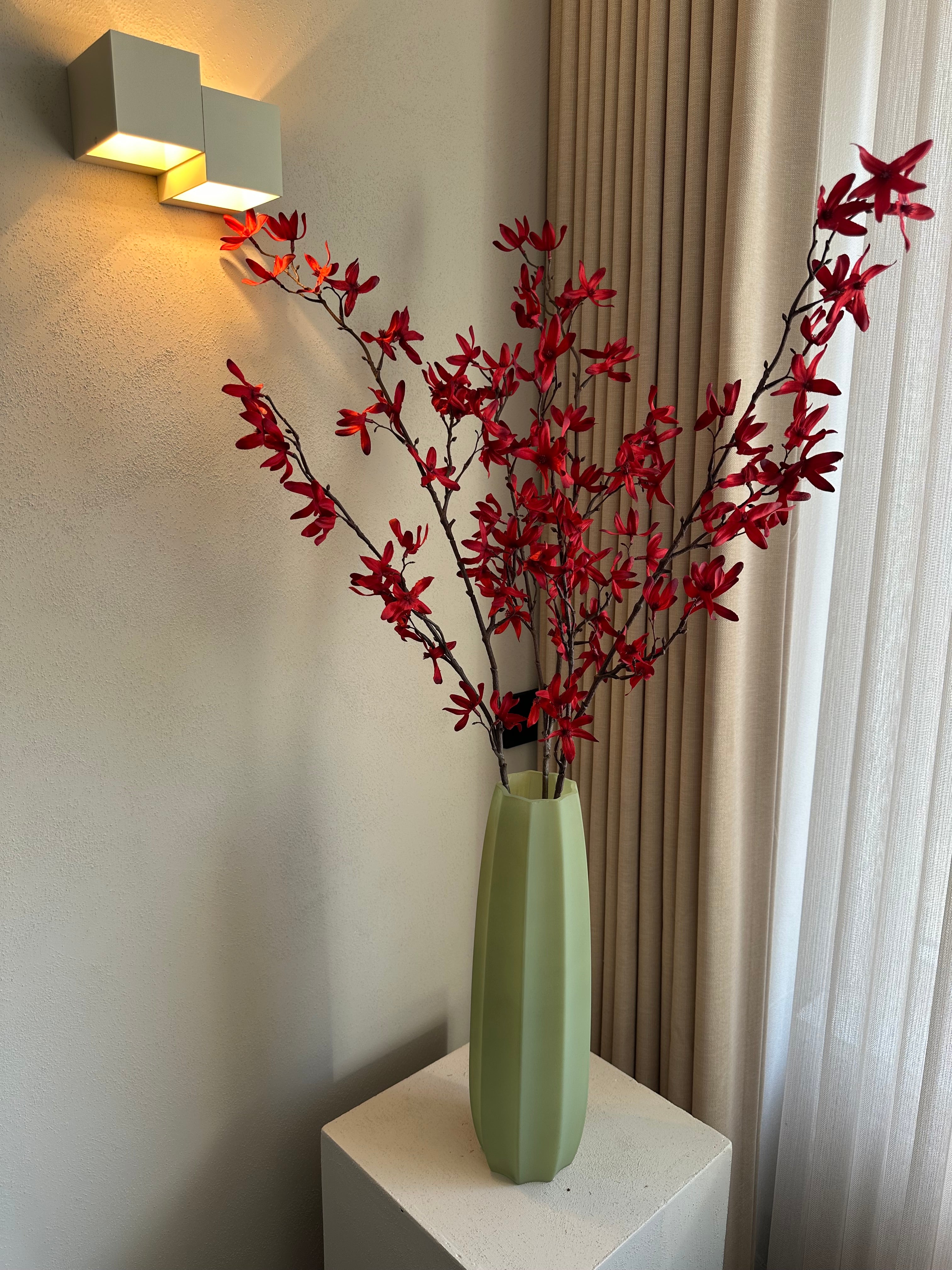 Rode bloemen tak van veraf