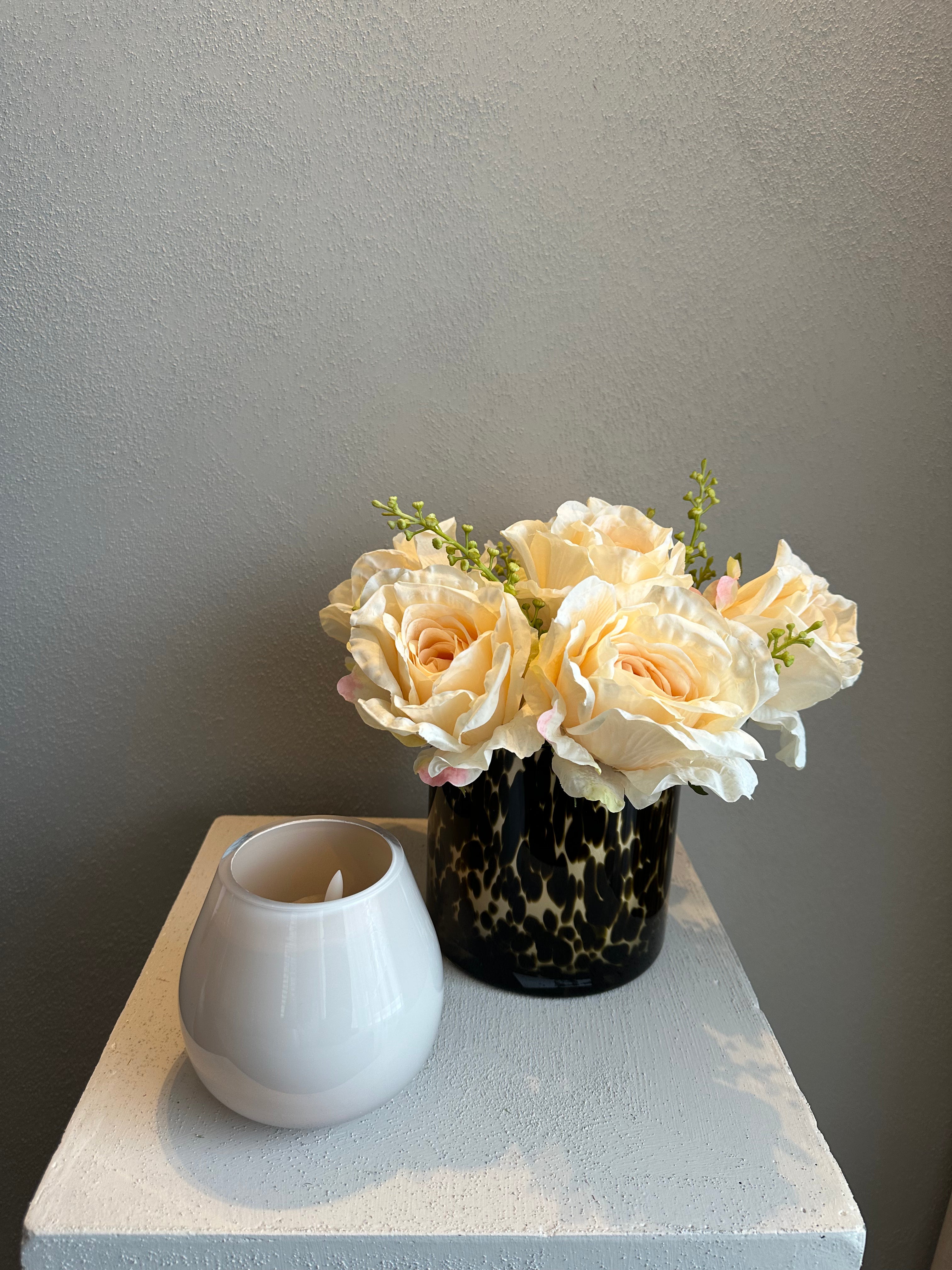 Crème rozen in Cheetah waxinelichthouder